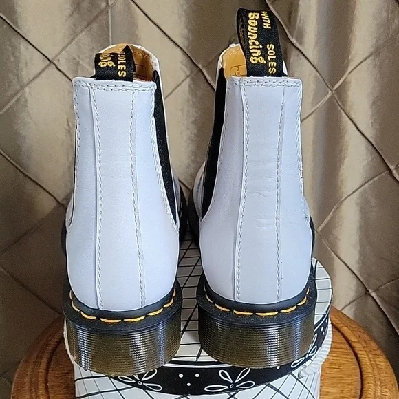 NWOT- Dr Martens '2976 Softy T' Leather Chelsea Boots